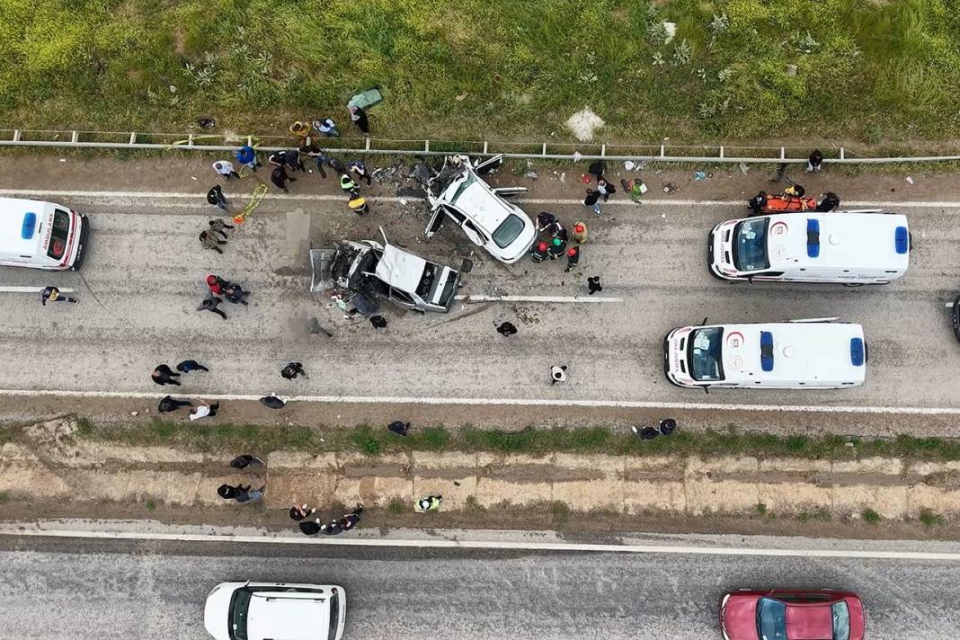 Takla attı, karşı şeritteki araca çarptı! Bir aile kazada yok oldu 7